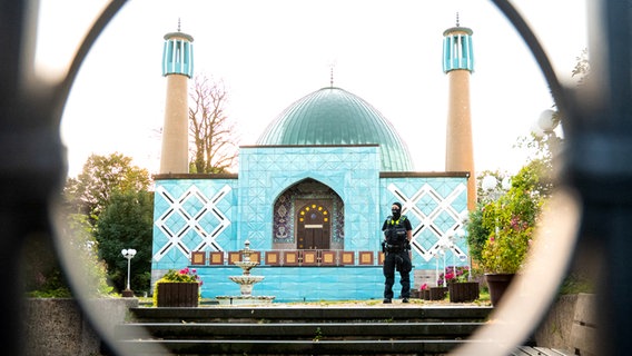 Ein Polizist steht vor der Blauen Moschee in Hamburg. © picture alliance/dpa | Daniel Bockwoldt 