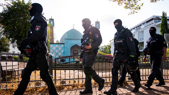 Einsatzkräfte der Polizei gehen auf das Gelände vom Islamischen Zentrum Hamburg mit der Imam Ali Moschee (Blaue Moschee) an der Außenalster. © picture alliance/dpa | Daniel Bockwoldt 