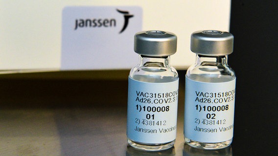 Two ampoules with the corona vaccine from Johnson & Johnson subsidiary Janssen © Johnson & Johnson / dpa Photo: Cheryl Gerber