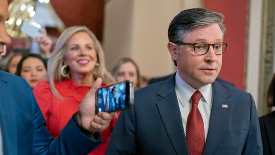 Der republikanische Sprecher des Repräsentantenhauses, Mike Johnson, begleitet von seiner Frau Kelly Johnson (l.), geht zum Repräsentantenhaus © Jose Luis Magana/AP/dpa 