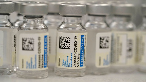 Kleine Flaschen mit dem Impf·stoff von Johnson & Johnson. © dpa-Bildfunk 