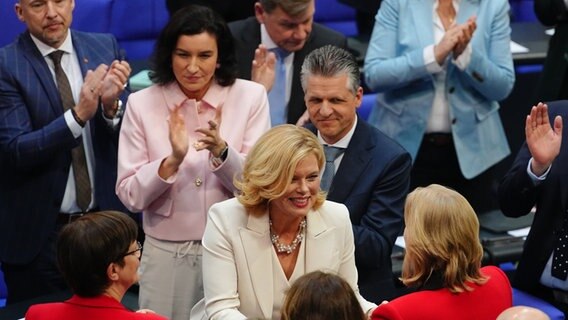 Julia Klöckner (M CDU), Bundestagspräsidentin, nimmt nach ihrer Wahl Glückwünsche entgegen bei der konstituierenden Sitzung des neuen Bundestags. © dpa Bildfunk Foto: Kay Nietfeld