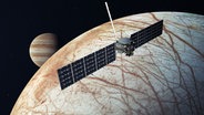 NASA-Illustration der Raumsonde Europa Clipper, die den Jupitermond Europa untersuchen soll. © picture alliance / Cover Images | NASA/JPL-Caltech/Cover-Images.com 