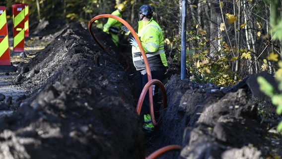 Auf einer Baustelle des schwedischen Unternehmens GlobalConnect wird ein Glasfaserkabel installiert. © Vesa Moilanen/Lehtikuva/dpa Foto: Vesa Moilanen/Lehtikuva/dpa