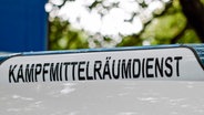 Der Schriftzug "Kampfmittelräumdienst" ist an einem Einsatzfahrzeug angebracht. © Frank Molter/dpa 