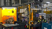 Eine Angestellte arbeitet in Woodbridge, Ontario, Kanada am Fließband in der Martinrea Fabrik, die Autoteile sowohl an kanadische als auch an US-amerikanische Autofabriken liefert. © Chris Young/The Canadian Press/AP/dpa 