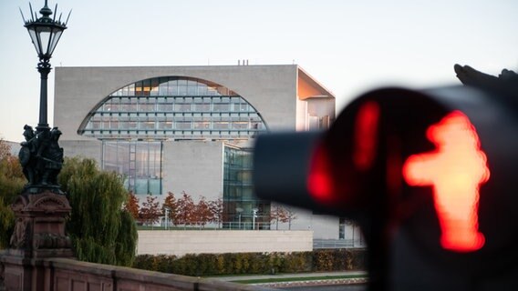 Eine rote Fußgängerampel steht an der Straße vor dem Bundeskanzleramt in Berlin. © dpa Foto: Bernd von Jutrczenka