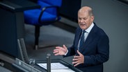 Bundeskanzler Olaf Scholz (SPD), spricht bei einer Regierungserklärung zum EU-Gipfel im Bundestag. © picture alliance/dpa | Michael Kappeler Foto: Michael Kappeler