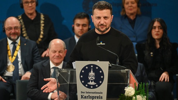 Wolodymyr Selenskyj, Präsident der Ukraine, spricht bei der Verleihung des Karlspreises im Krönungssaal des Aachener Rathauses. © dpa-Bildfunk Foto: Ina Fassbender