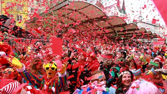 Kostümierte Jecken feiern auf dem Alter Markt den Karneval. © dpa-Bildfunk Foto: Rolf Vennenbernd