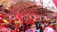 Kostümierte Jecken feiern auf dem Alter Markt den Karneval. © dpa-Bildfunk Foto: Rolf Vennenbernd