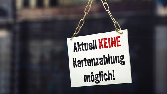 Ein Schild vor einem Geschäft mit der Aufschrift "Aktuell keine Kartenzahlung möglich" © picture alliance / CHROMORANGE Foto: Michael Bihlmayer