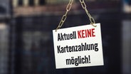 Ein Schild vor einem Geschäft mit der Aufschrift "Aktuell keine Kartenzahlung möglich" © picture alliance / CHROMORANGE Foto: Michael Bihlmayer