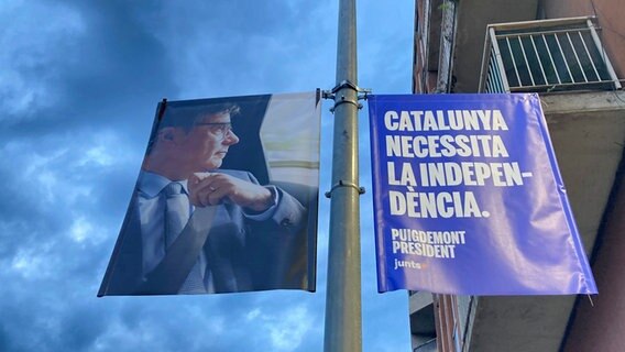 Wahlplakate von Carles Puigdemont, ehemaliger katalanischer Präsident und Kandidat der Junts per Catalunya für die Unabhängigkeit, © Emilio Rappold/dpa Foto: Emilio Rappold