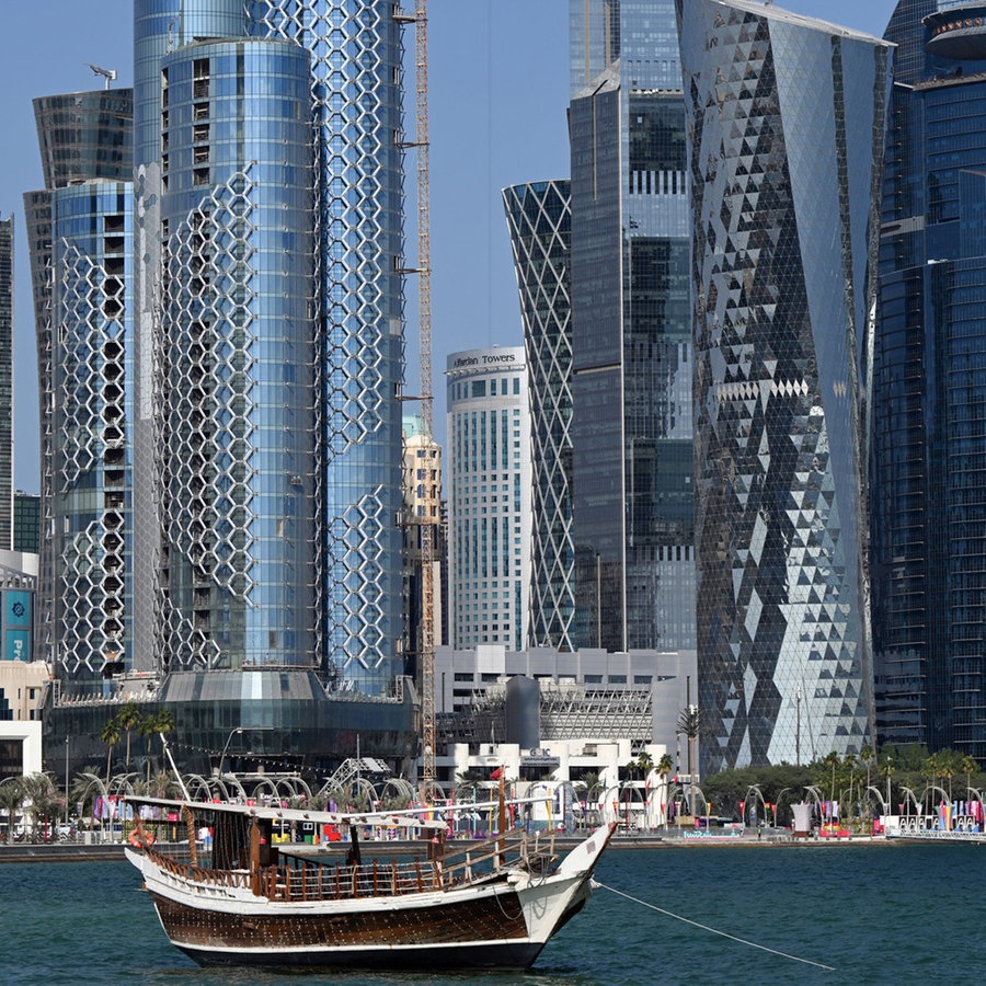 Eine traditionelle Dhau liegt vor der Skyline von Doha. © Federico Gambarini/dpa 