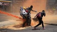 Kenia, Nairobi: Demonstranten werden von der Polizei mit Wasserwerfern besprüht. © AP/dpa Foto: Brian Inganga