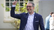 Herbert Kickl, Vorsitzender der FPÖ, zeigt den Daumen nach oben, als er in einem Wahllokal ankommt, um seine Stimme bei der Nationalratswahl abzugeben. © dpa-Bildfunk /AP Foto: Heinz-Peter Bader