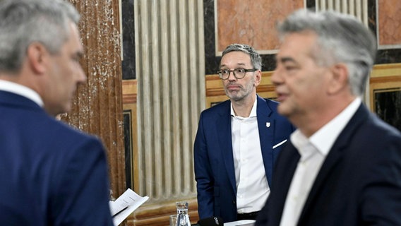 Karl Nehammer (l-r, ÖVP), Herbert Kickl (ÖVP) und Werner Kogler (Grüne) sind in der Wahlzentrale im Parlament. © Helmut Fohringer/APA/dpa 