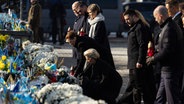 Spitzenpolitiker der EU nehmen an der Zeremonie am Denkmal für die gefallenen ukrainischen Soldaten auf dem Unabhängigkeitsplatz in Kiew teil. © IMAGO / ZUMA Press Wire 