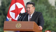 Kim Jong Un, Machthaber von Nordkorea, hält eine Rede. © kcna/dpa-bildfunk 