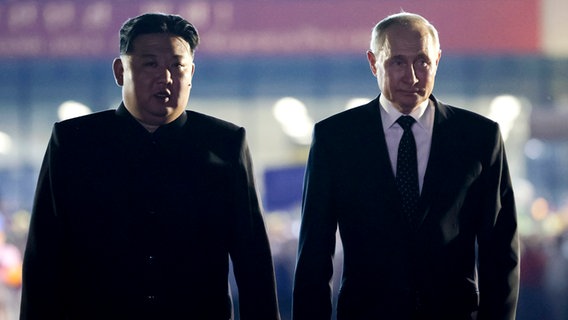 Nordkoreas Machthaber Kim Jong Un und Wladimir Putin © Pool Sputnik Kremlin/AP/dpa Foto: Gavriil Grigorov