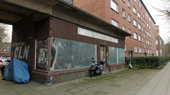 Ein geschlossenes Geschäft, dessen Schaufenster mit Folie abgeklebt sind. © Imago Images Foto: Hanno Bode