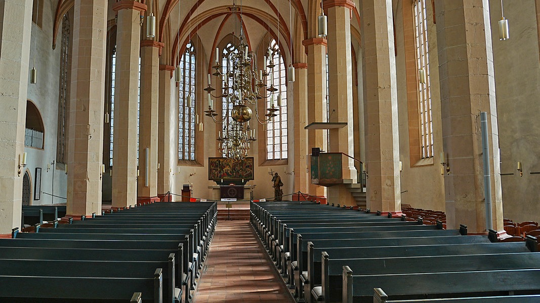 Eine evangelische Kirche mit leeren Bänken.