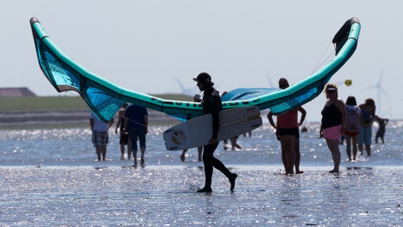 Kiter am Nordseestrand vor Norddeich © dpa-Bildfunk Foto: Mohssen Assanimoghaddam, dpa