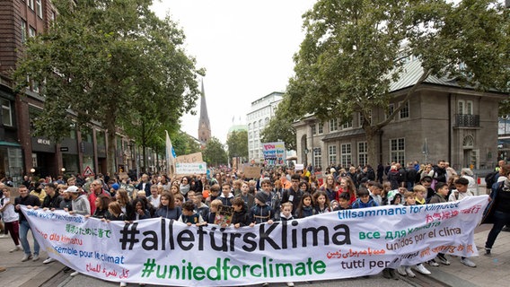 Hamburg: Teilnehmer einer Demonstration laufen hinter dem Banner mit der Aufschrift "#alle fürs Klima" durch die Mönckeberstraße. Die Demonstranten folgen dem Aufruf der Bewegung Fridays for Future und wollen für mehr Klimaschutz kämpfen. Sie wollen damit die Streik- und Protestaufrufe in der ganzen Welt unterstützen © dpa-Bildfunk Foto: Christian Charisius