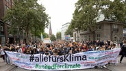 Hamburg: Teilnehmer einer Demonstration laufen hinter dem Banner mit der Aufschrift "#alle fürs Klima" durch die Mönckeberstraße. Die Demonstranten folgen dem Aufruf der Bewegung Fridays for Future und wollen für mehr Klimaschutz kämpfen. Sie wollen damit die Streik- und Protestaufrufe in der ganzen Welt unterstützen © dpa-Bildfunk Foto: Christian Charisius