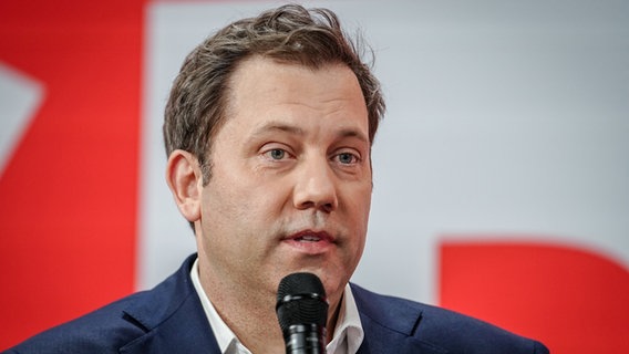 Der Bundesvorsitzende der SPD, Lars Klingbeil, spricht nach der ersten Prognose zum Ergebnis der Bundestagswahl zu Journalisten. © Kay Nietfeld/dpa 