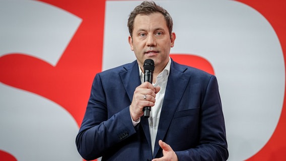 Lars Klingbeil spricht am Wahlabend in Berlin zu Partei-Anhängern und Journalisten. © dpa Foto: Kay Nietfeld