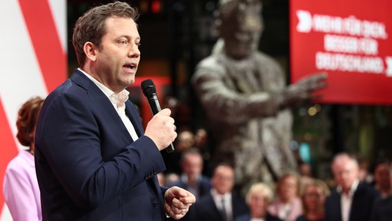 Lars Klingbeil spricht am Wahlabend in Berlin zu Partei-Anhängern und Journalisten. © dpa Foto: Hannes P Albert