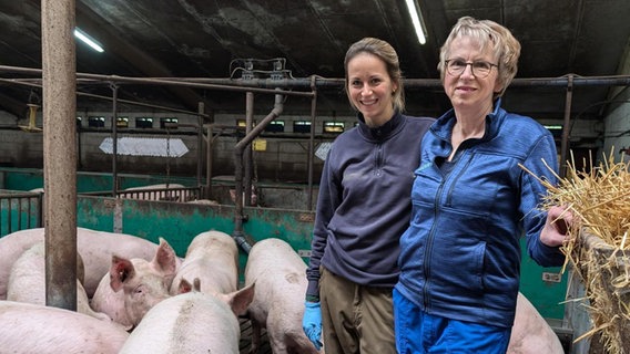 Helene und Dagmar Klingelhöller stehen in einem Schweinestall © NDR Foto: Astrid Kühn