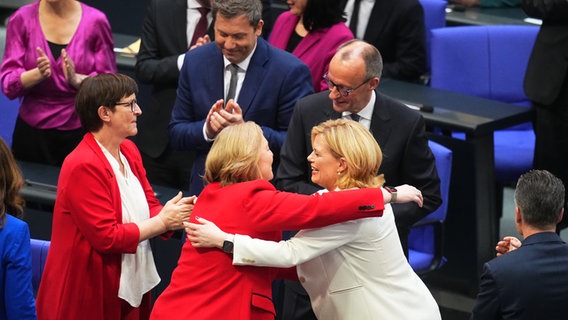 Julia Klöckner (vorne r, CDU), frisch gewählte Bundestagspräsidentin, nimmt Glückwünsche von ihrer Vorgängerin Bärbel Bas (M SPD) entgegen bei der konstituierenden Sitzung des neuen Bundestags. © dpa Bildfunk Foto: Michael Kappeler