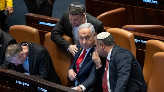 Israels Ministerpräsident Benjamin Netanjahu umgeben von Ministern der Regierung, nimmt an einer Sitzung der Knesset, dem israelischen Parlament, teil. © dpa/AP Foto: Ohad Zwigenberg