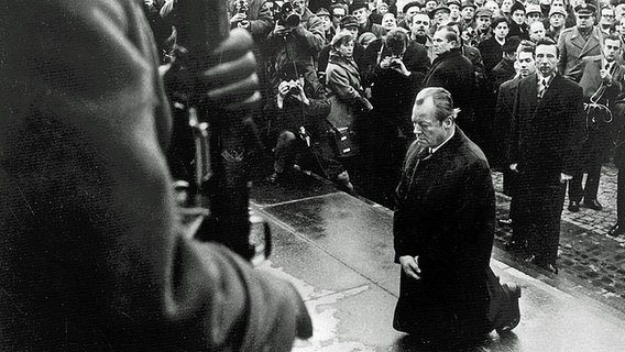 Der Kniefall von Willy Brandt vor Mahnmal im einstigen jüdischen Ghetto in Warschau. © picture alliance / dpa 