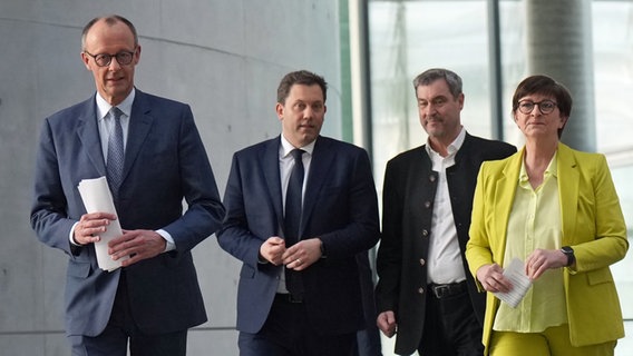 Friedrich Merz, Unions-Kanzlerkandidat und CDU Bundesvorsitzender, Lars Klingbeil, SPD-Bundesvorsitzender und SPD Fraktionsvorsitzender, Markus Söder (CSU), Ministerpräsident von Bayern und CSU Vorsitzender, sowie Saskia Esken, SPD-Bundesvorsitzende, vor einer Pressekonferenz. © dpa Foto: Michael Kappeler