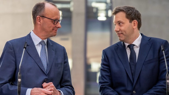 Friedrich Merz (l), Unions-Kanzlerkandidat und CDU Bundesvorsitzender und Lars Klingbeil, SPD-Bundesvorsitzender und SPD Fraktionsvorsitzender, nehmen an einer Pressekonferenz nach den Sondierungsgesprächen von Union und SPD im Bundestag teil. © dpa Bildfunk Foto: Michael Kappeler/dpa