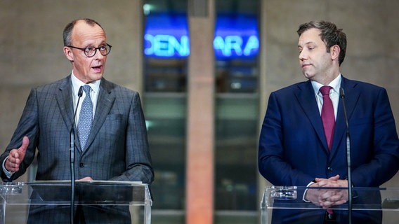 Friedrich Merz (l), Kanzlerkandidat der Union, Fraktionsvorsitzender der Union und Bundesvorsitzender der CDU, und Lars Klingbeil, Fraktionsvorsitzender der SPD und Bundesvorsitzender, geben eine Pressekonferenz. © picture alliance Foto: Kay Nietfeld