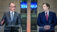 Friedrich Merz (l), Kanzlerkandidat der Union, Fraktionsvorsitzender der Union und Bundesvorsitzender der CDU, und Lars Klingbeil, Fraktionsvorsitzender der SPD und Bundesvorsitzender, geben eine Pressekonferenz. © picture alliance Foto: Kay Nietfeld