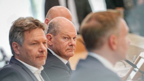 Bundeskanzler Olaf Scholz (SPD), Robert Habeck (Grüne), Bundesminister für Wirtschaft und Klimaschutz, und Christian Lindner (FDP), Bundesminister der Finanzen, auf einer Pressekonferenz in Berlin. © dpa-Bildfunk Foto: Kay Nietfeld/dpa