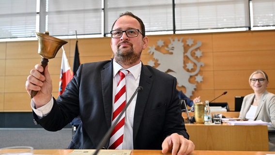 Thadäus König (CDU) als neuer Landtagspräsident während der konstituierenden Sitzung des Thüringer Landtags. © picture alliance/dpa Foto: Martin Schutt