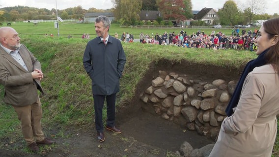 Dänemarks Königin Mary und Dänemarks König Frederik X. bei einem Besuch in Dannewerk © NDR Foto: NDR Screenshot