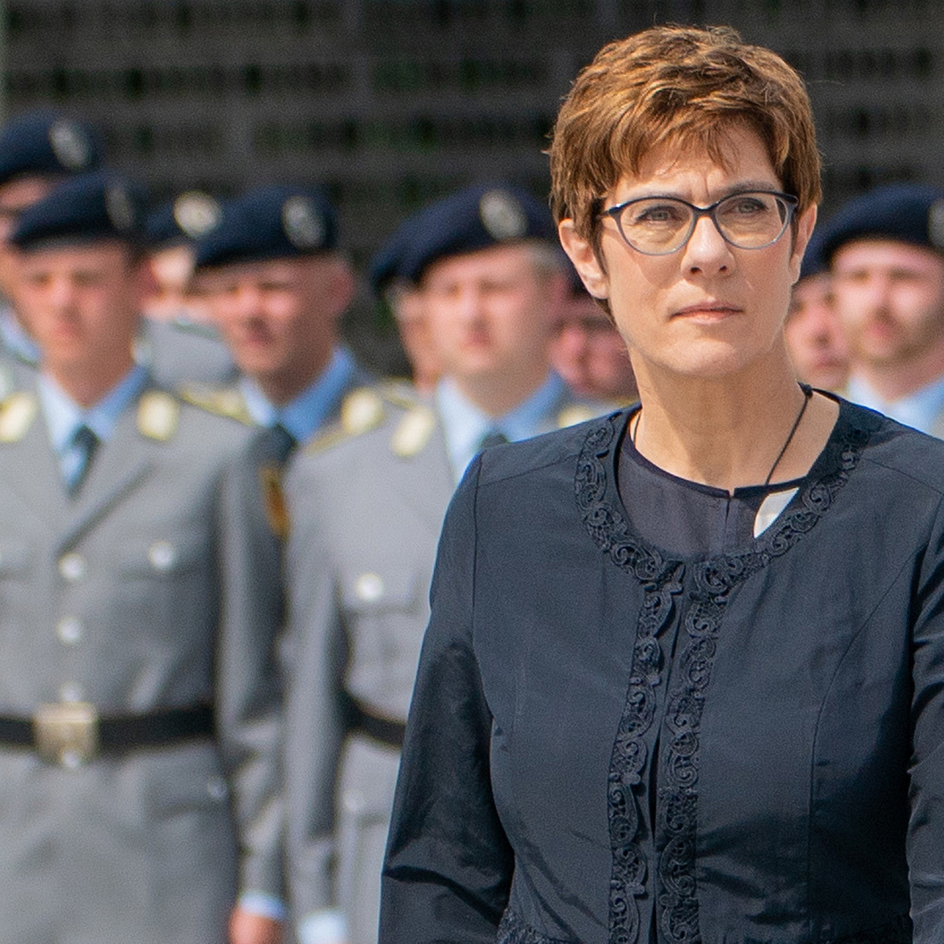 (16) Bilanz - Zwei Jahre Verteidigungsministerin Kramp-Karrenbauer - podcast episode cover