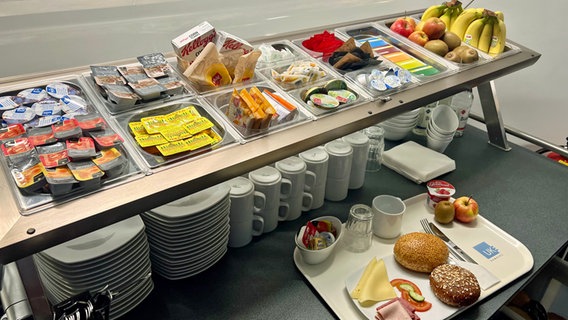 Der Buffetwagen des UKE ist hier für ein flexibles Frühstück im Krankenhaus angerichtet. © NDR / Madita Graumann Foto: Madita Graumann