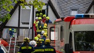 Ein Mensch wird von Rettungskräften aus dem teilweise eingestürzten Hotel in Kröv gerettet. © Harald Tittel/dpa 