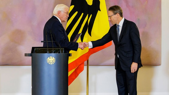 Bundespräsident Frank-Walter Steinmeier übergibt die Ernennungsurkunde an den neuen Finanzminister Jörg Kukies. © IMAGO / photothek 