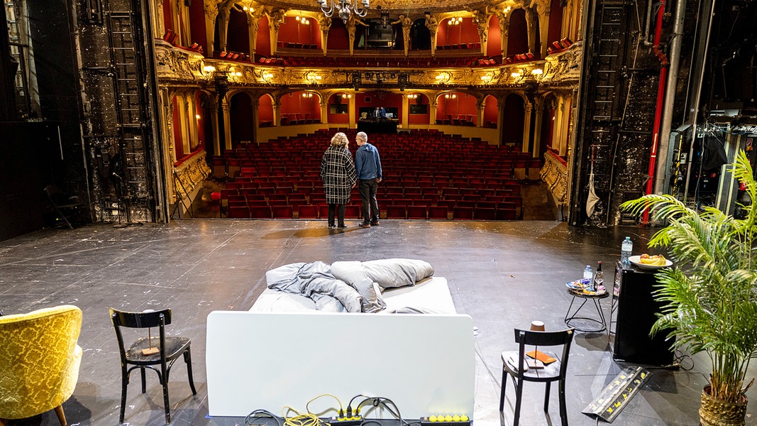 Stefanie und Christoph Siegmann (Theaterliebhaber) stehen auf der Bühne des Berliner Ensembles, mit Blick in den leeren Zuschauersaal. Aus Protest gegen Kürzungen haben sie dort für für 1.500 Euro eine Übernachtung ersteigert. © picture alliance Foto: Hannes P. Albert