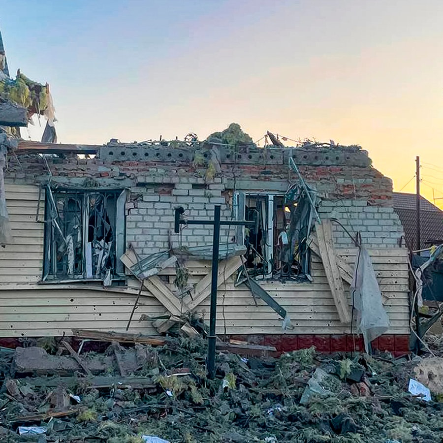 Ein beschädigtes Haus in der russischen Region Kursk nach Beschuss © Acting Governor of Kursk region Alexei Smirnov telegram channel/AP/dpa 